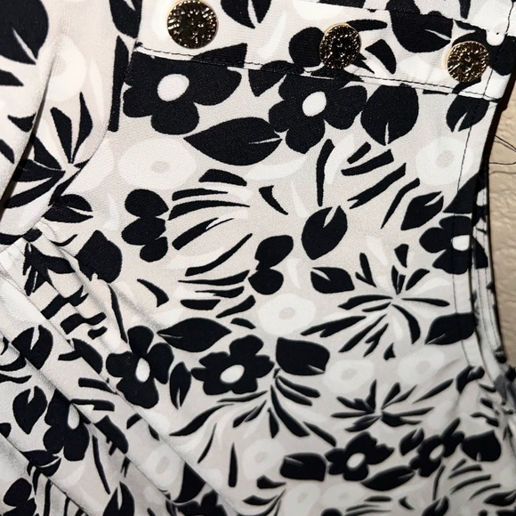 Gently used Women’s Sleeveless blouse. - Picture 4 of 6